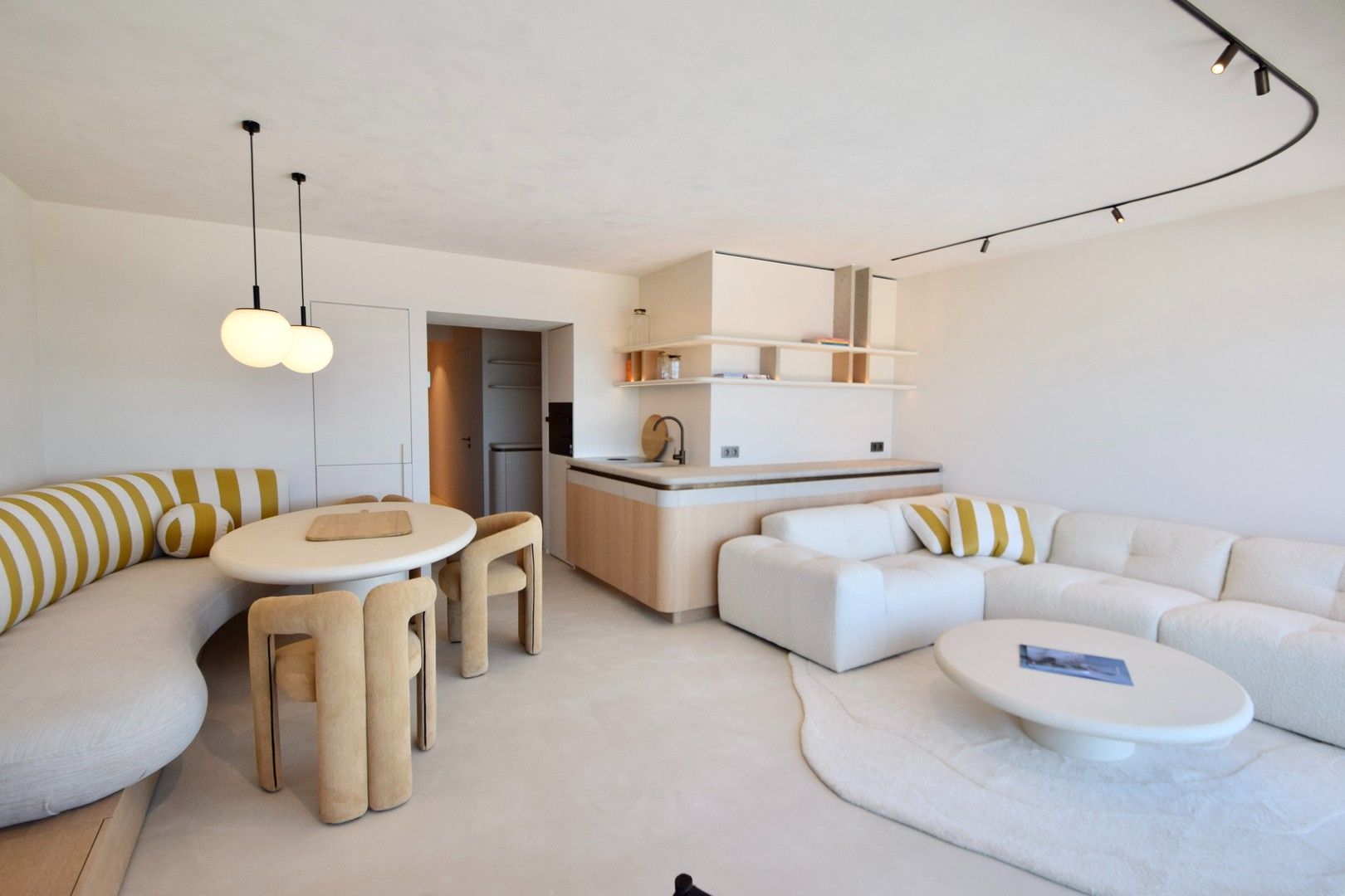 Fantastisch gerenoveerd appartement met zeezicht gelegen tussen het Lichttorenplein en het Albertplein foto {{pictureIndex}}