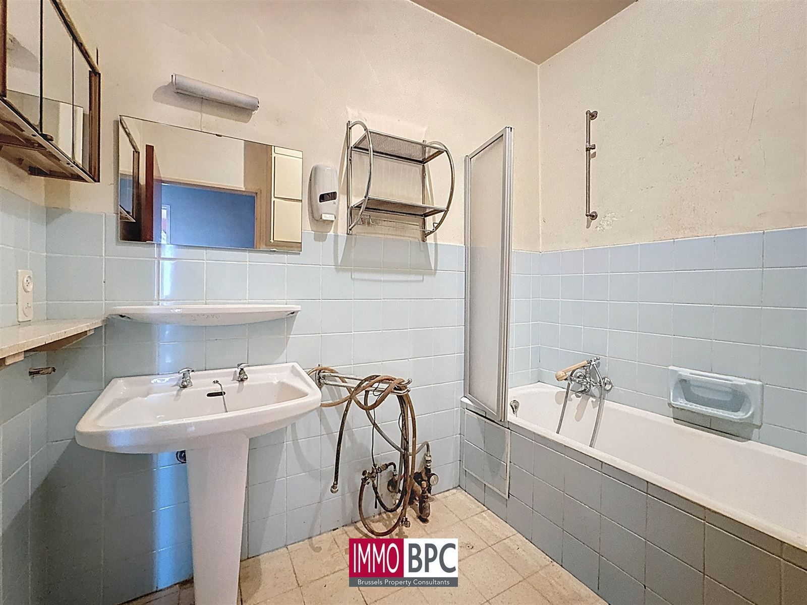 Ruim en lichtrijk appartement met 2 slaapkamers, terras en groot renovatiepotentieel in Koekelberg foto 15