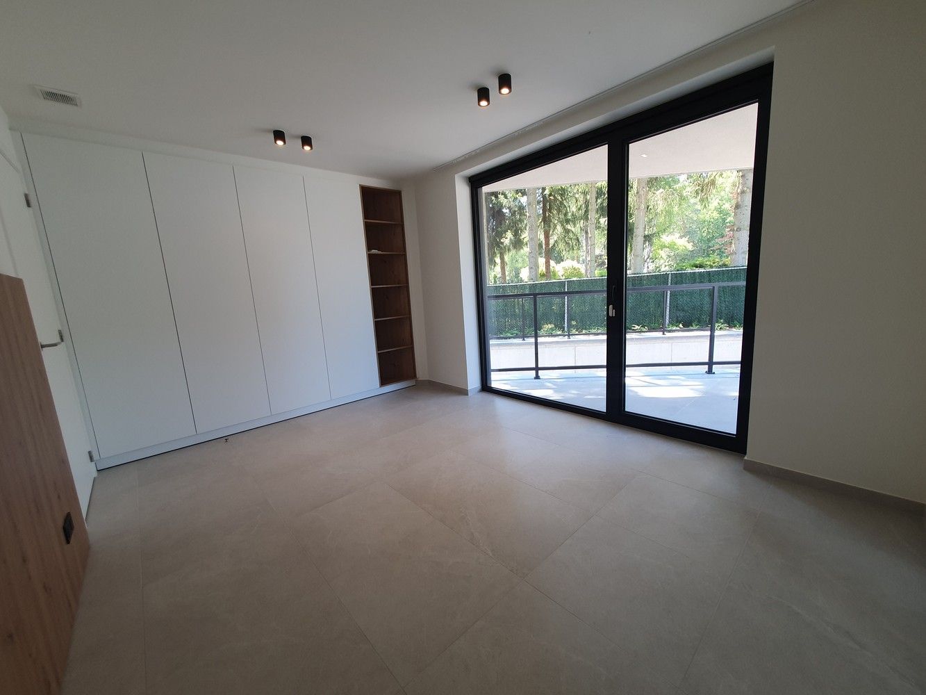 Luxueus nieuwbouwapp met 2 ruime slks en 2 prachtige terrassen (waarvan één met tuin), staanplaats en berging. foto 12