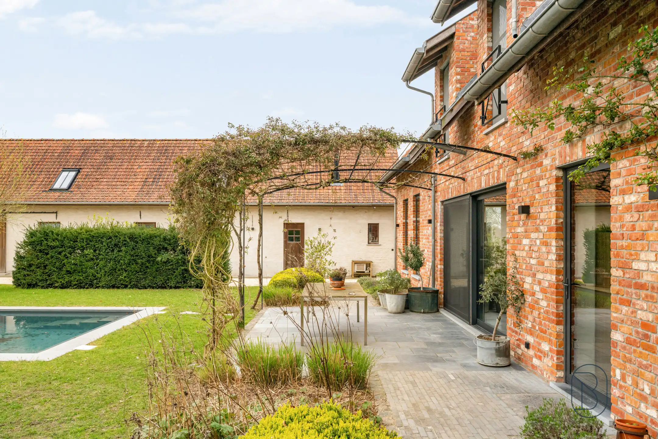 Unieke kans: prachtige woonst met zwembad + bedrijfsgebouw foto 2