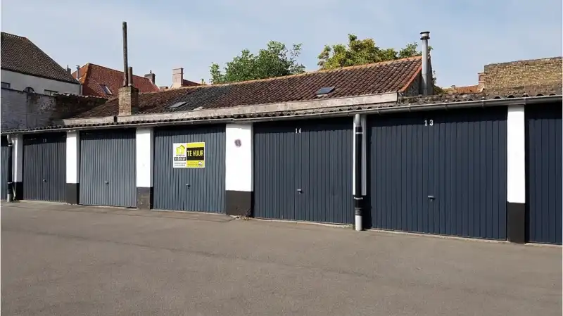Garagebox te huur in het centrum van Brugge foto {{pictureIndex}}
