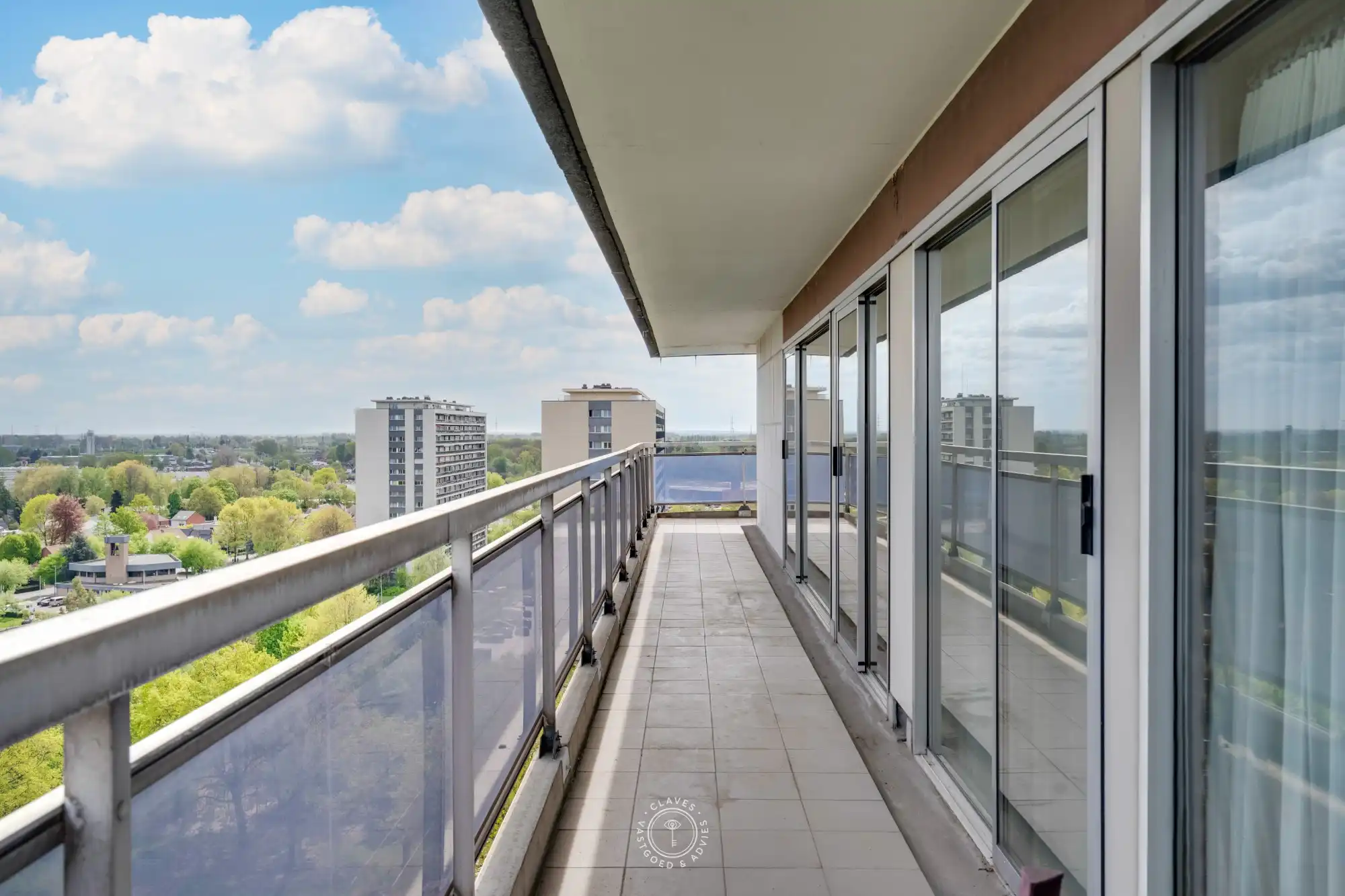 Lichtrijk hoekappartement op de 14de verdieping met panoramisch uitzicht foto 12