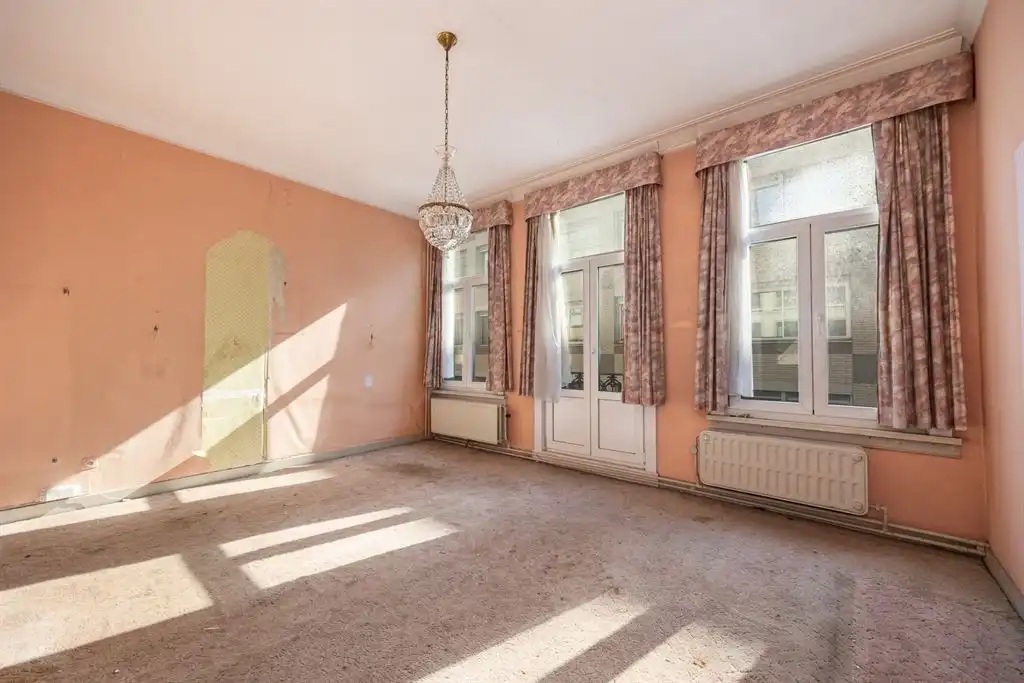 Magazijn pal in de stad met grote woonst foto 23