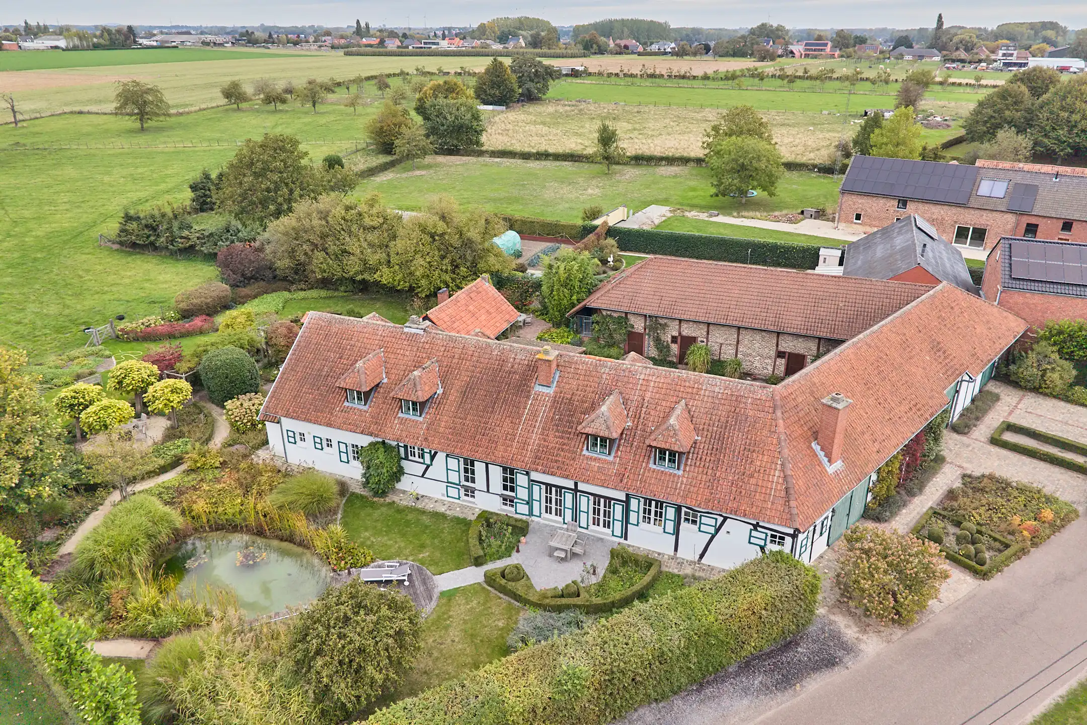 Prachtige vierkantshoeve met binnenkoer op een uitgestrekt perceel van 1ha 43 a 15 ca foto {{pictureIndex}}