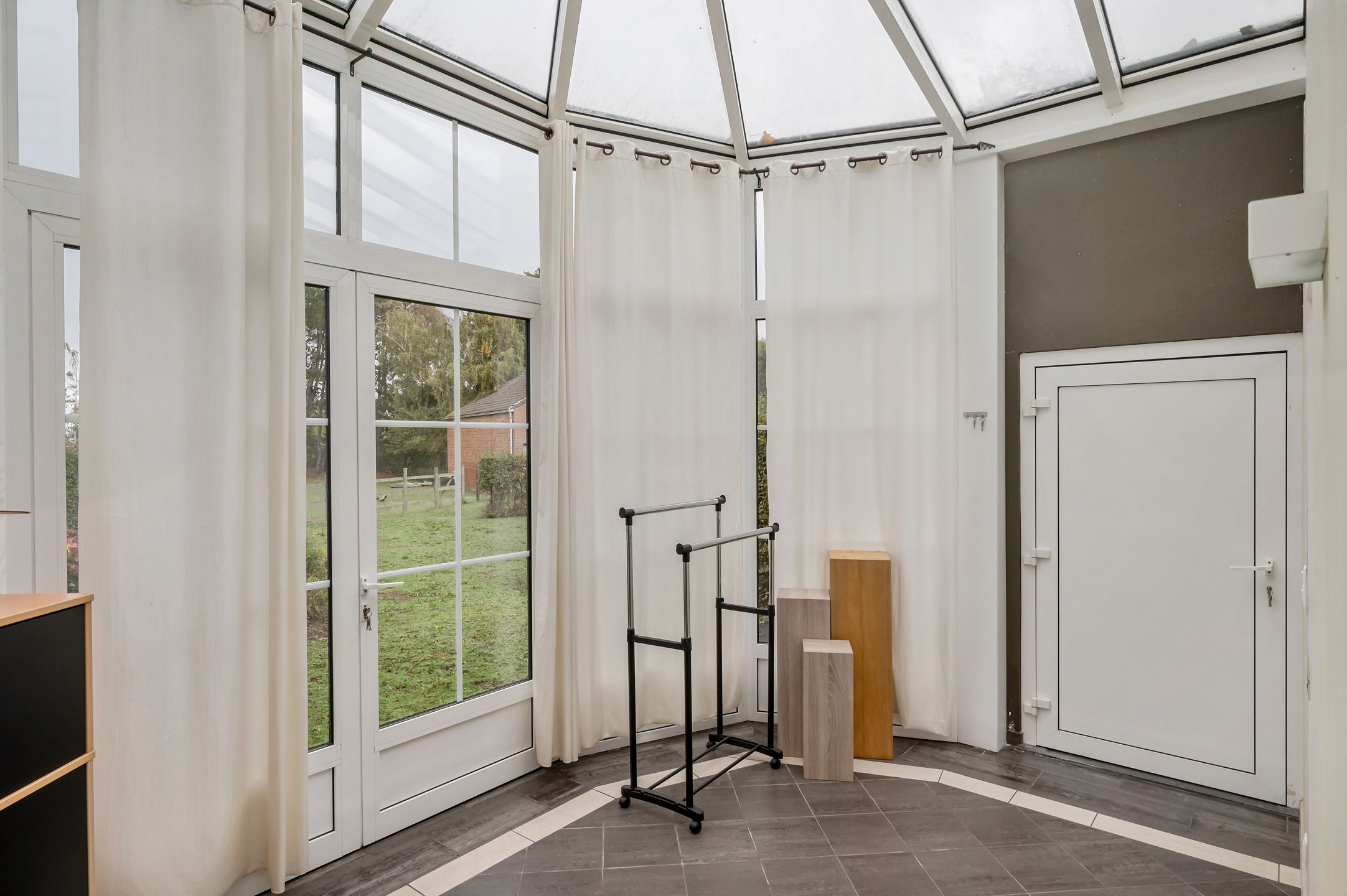 Deels gerenoveerde parel met mogelijkheden en weidegrond! foto 15