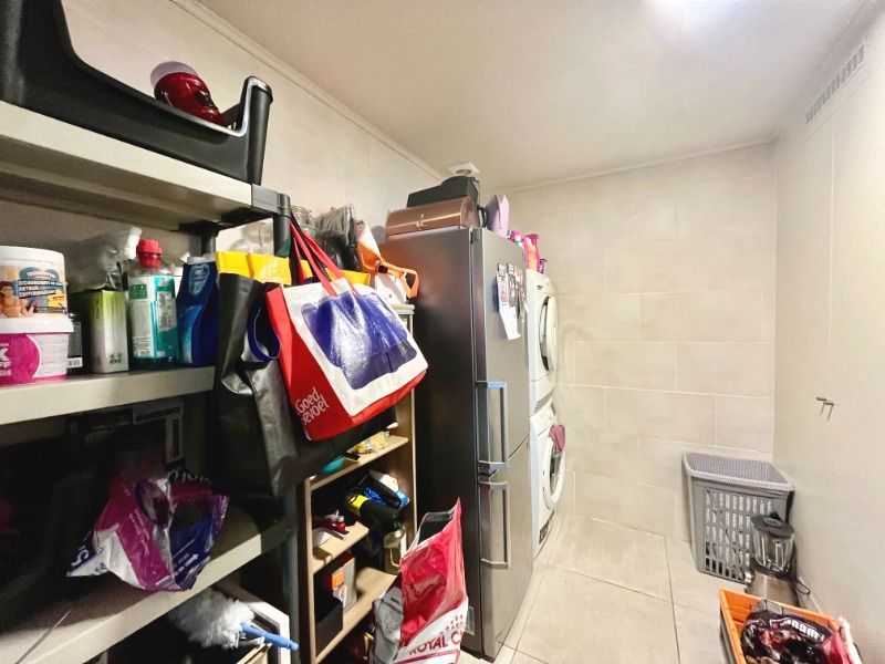 GERENOVEERD GELIJKVLOERS APPARTEMENT MET TWEE SLAAPKAMERS, TUIN EN GARAGE foto 9