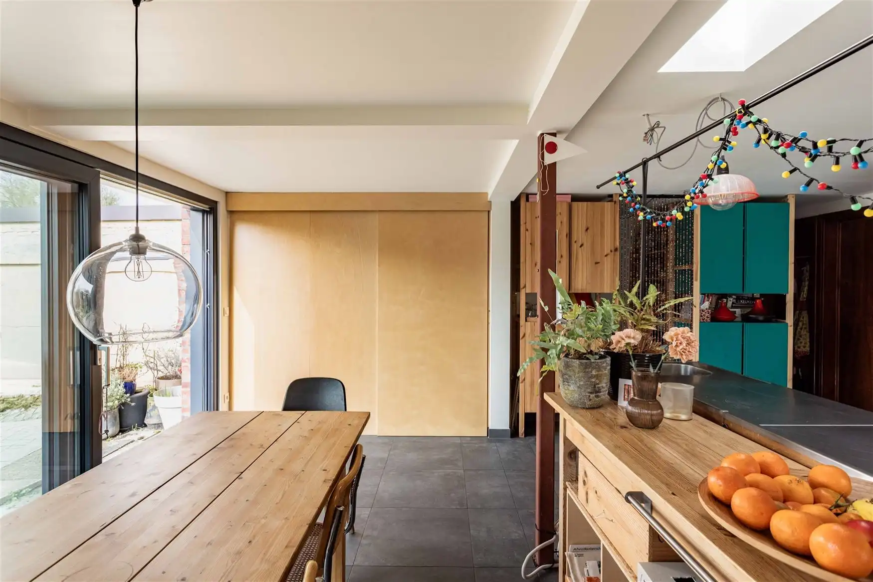 Een huis met karakter. Een tuin met sfeer foto 12