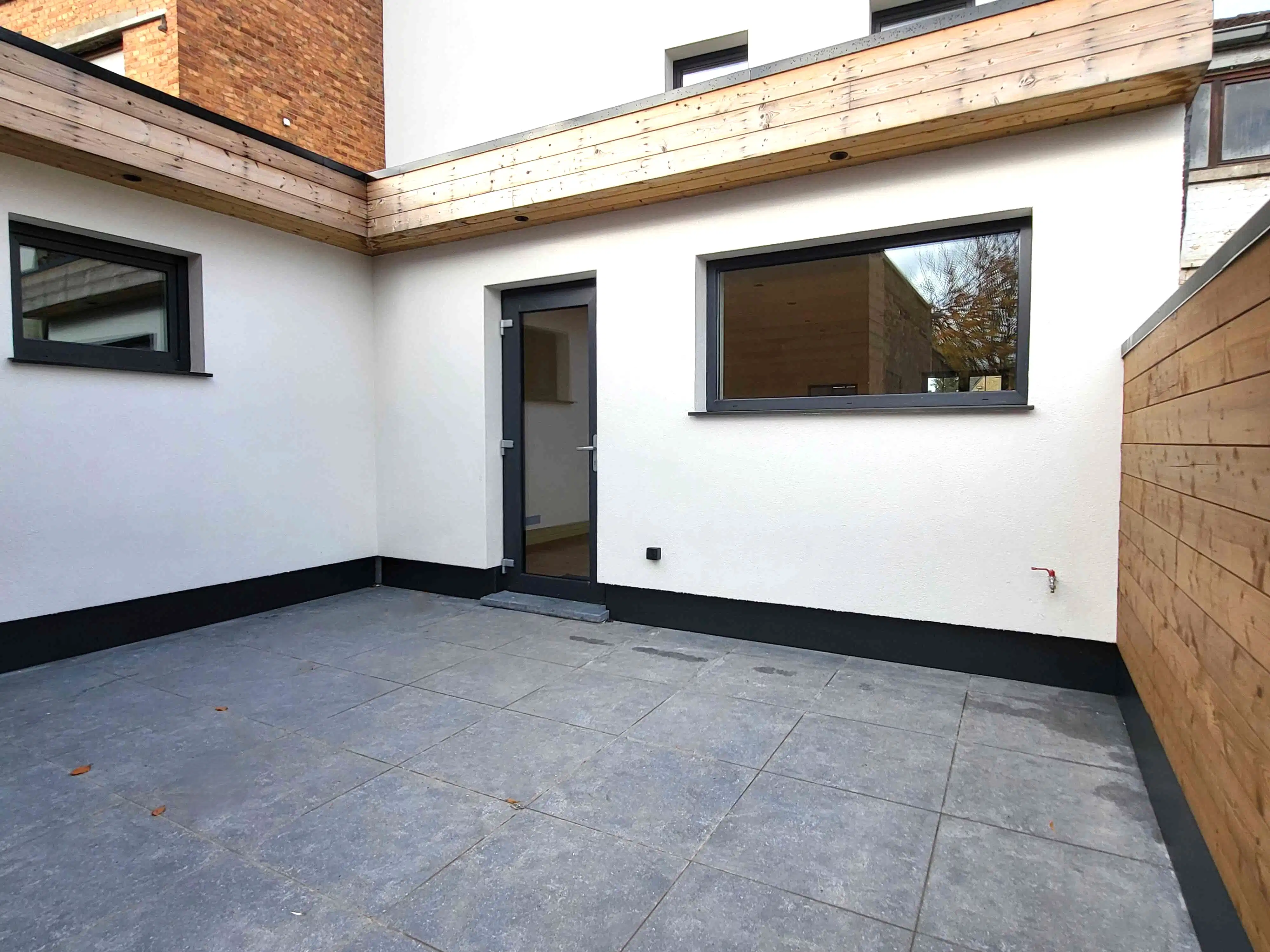 Deze volledig totaal gerenoveerde woning (2024–2025) combineert hedendaags comfort met een hoogwaardige afwerking en biedt maar liefst 5 ruime slaapkamers.  foto 3