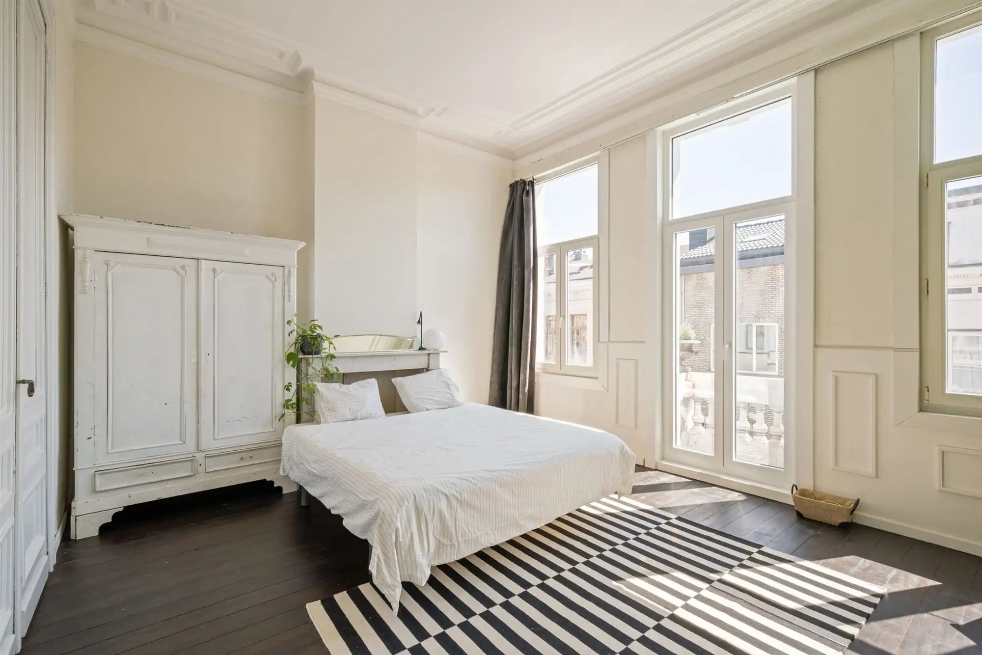 Statige neo-classicistische herenwoning met idyllische tuin foto 17