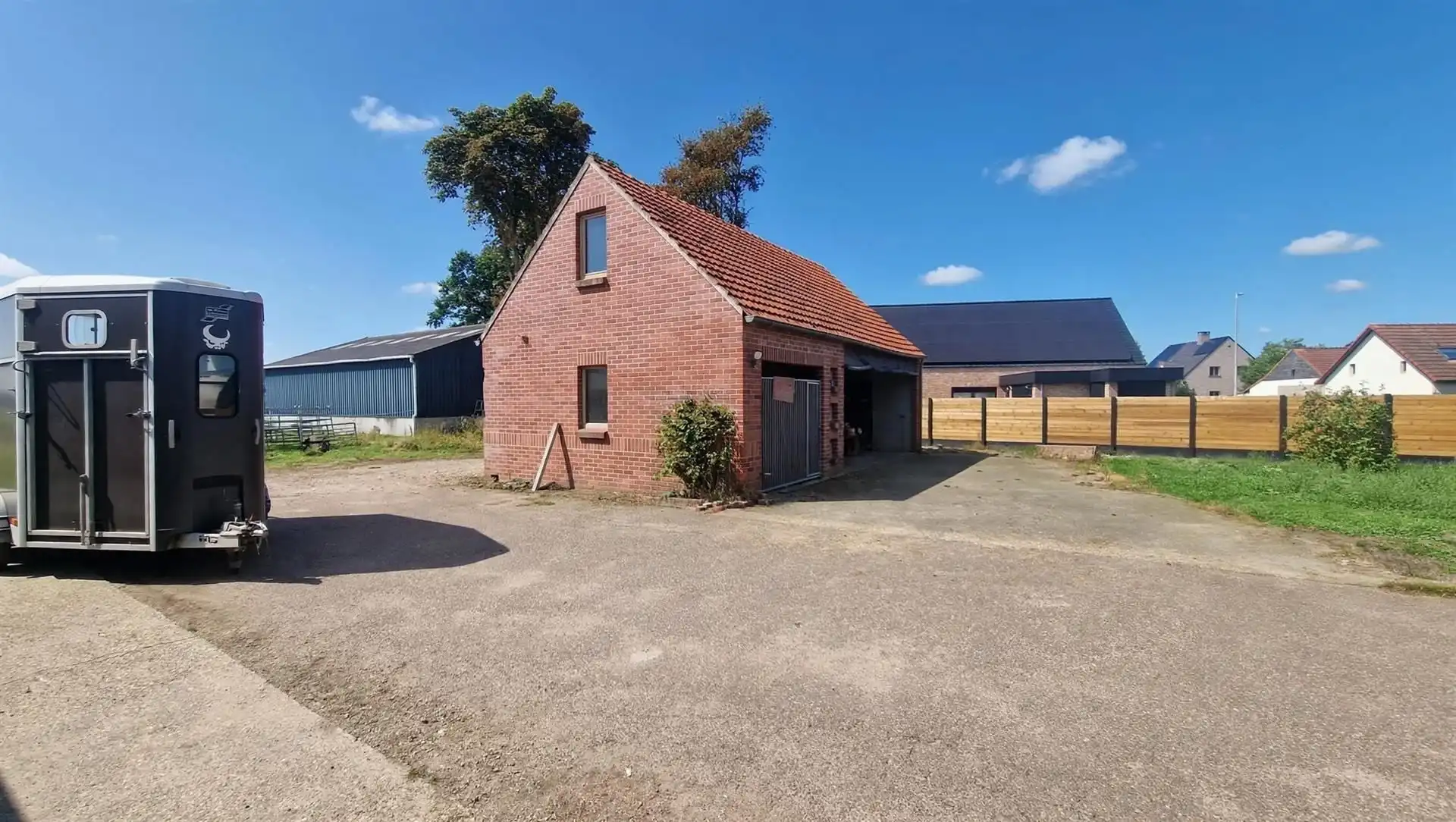 Landelijke hoeve met stallingen en potentieel. foto 11