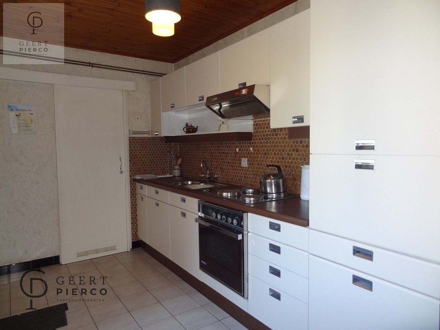 Centraal tussen Hasselt en Sint-Truiden, treffen we aan de Steenweg 56 te Alken deze te renoveren woning met drie slaapkamer, garage en tuin op een perceel van 8a03ca (breedte perceel circa 22m). foto 12