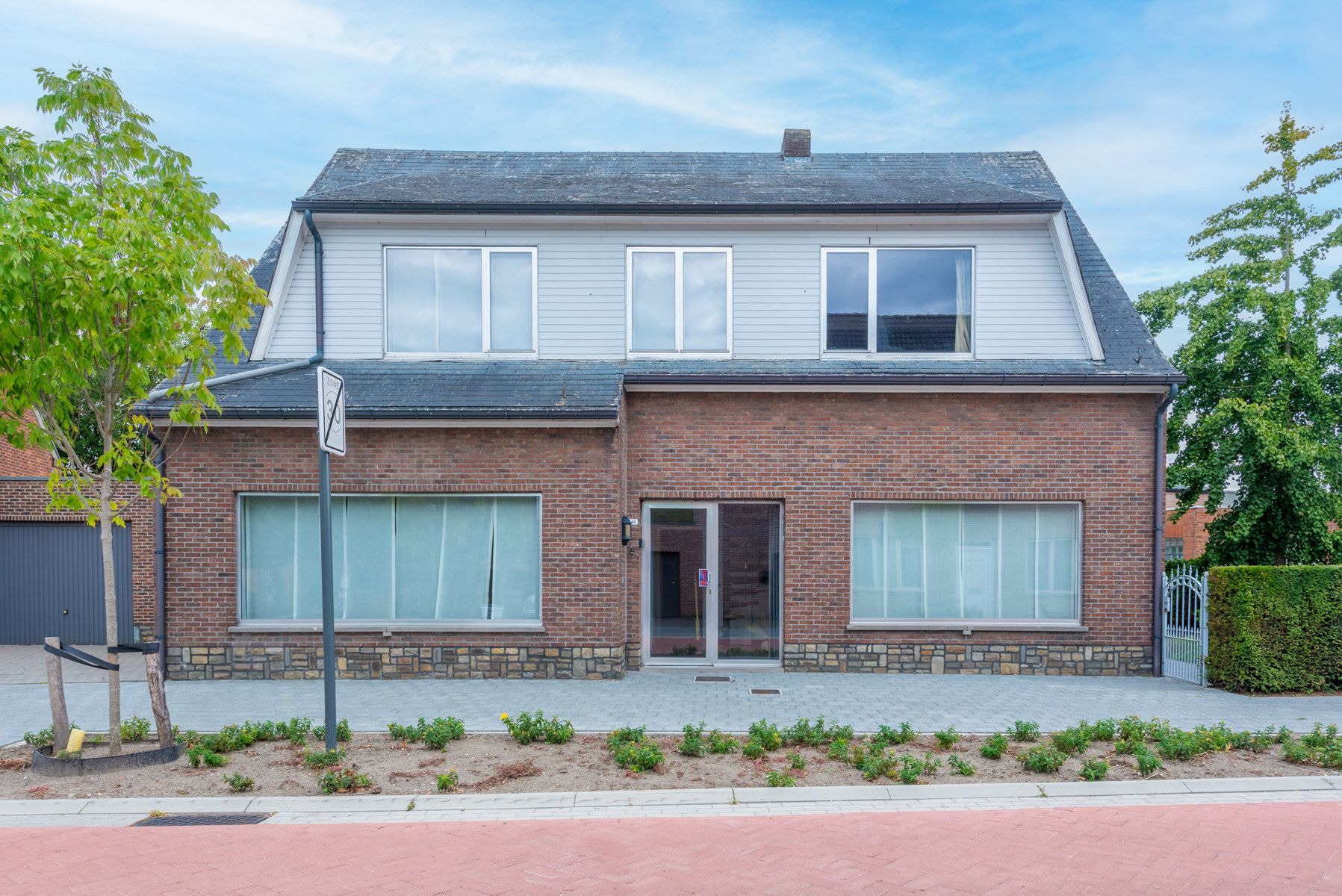 Ruime gezinswoning met 4 slpk, tuin en praktijkruimte  foto 3