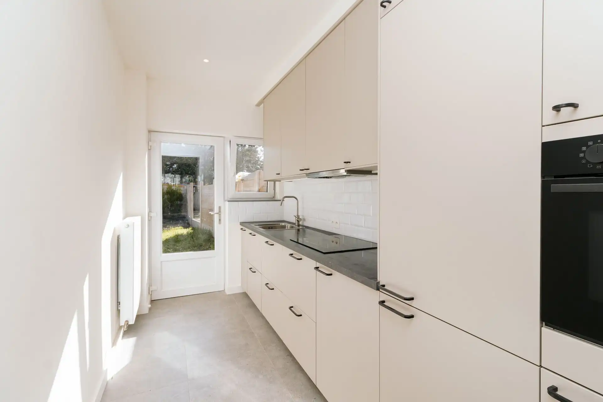 Gerenoveerd gelijkvloers appartement met tuin foto 8