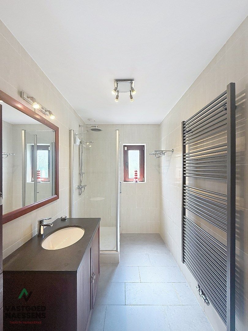 TE RENOVEREN BUNGALOW IN GEGEERDE WOONWIJK foto 24