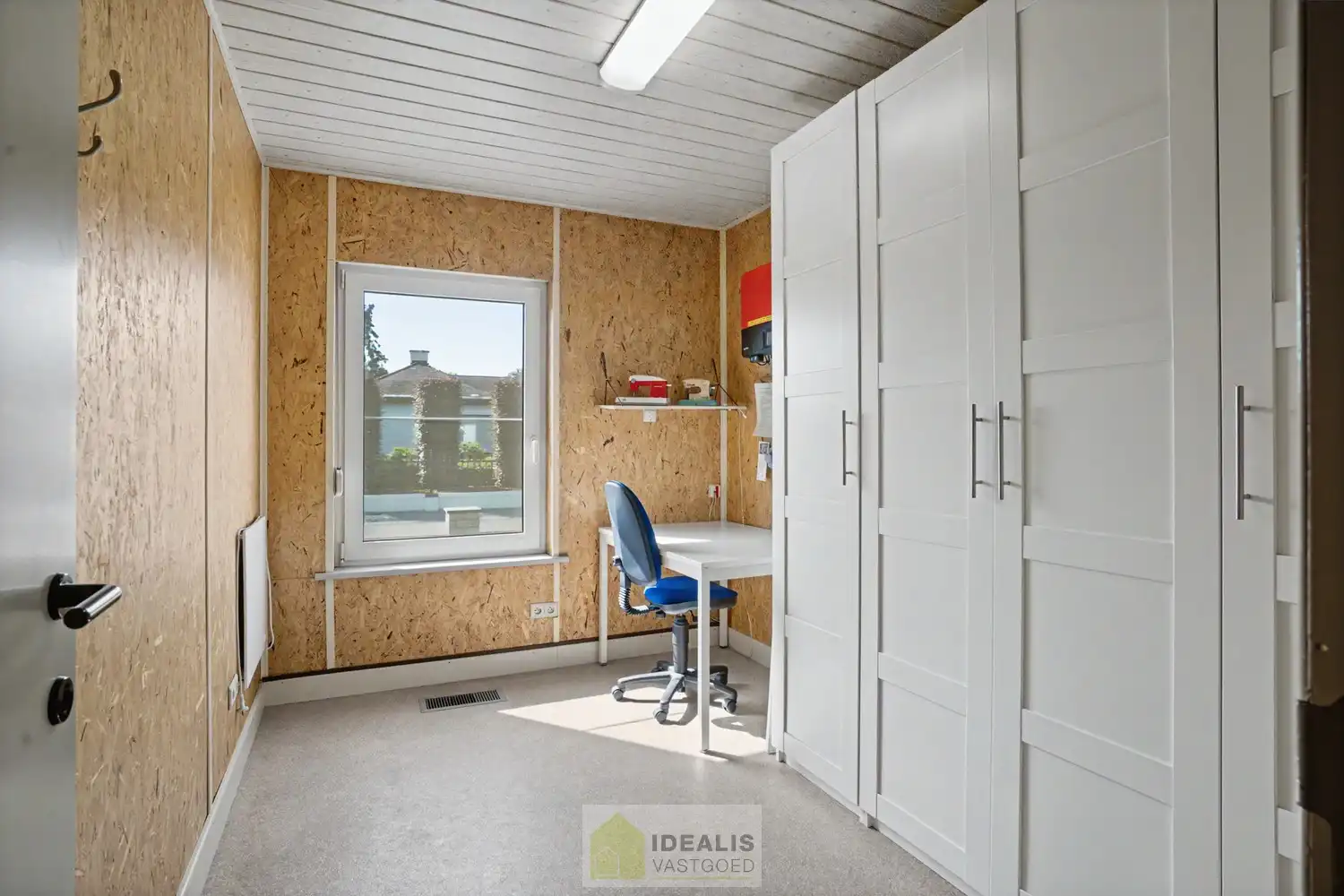 IDEALIS VASTGOED – ROYALE, INSTAPKLARE EN ZEER GOED ONDERHOUDEN GEZINSWONING OP EEN RUSTIG PERCEEL VAN 8A 44CA MET 4 KNAPPE SLAAPKAMERS, RUIME GOED UITGERUSTE BADKAMER, RECENT GERENOVEERDE KEUKEN, HEERLIJKE VERANDA EN VRIJSTAANDE CARPORT - De woning omvat maar liefst +- 225m² bewoonbare oppervlakte met een ruime lichtrijke woonkamer, uitgeruste recent gerenoveerde keuken, 4 slaapkamers, ruime badkamer voorzien van ligbad en inloopdouche, hobbykamer/werkplaats en vrijstaande carport met achterliggende fietsenberging. foto 13
