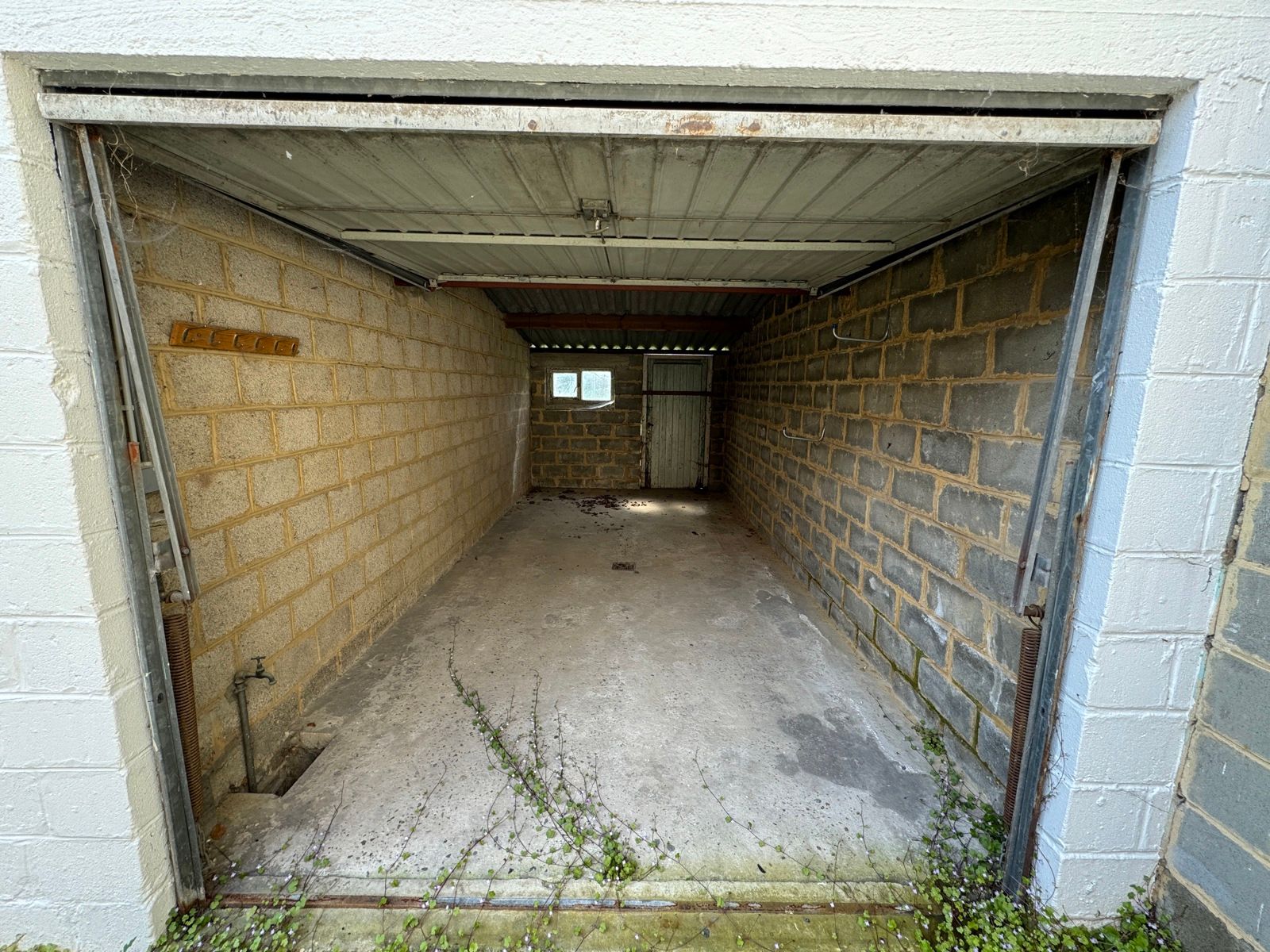 OPTIE Gerenoveerd appartement met twee slaapkamers en garage foto 11