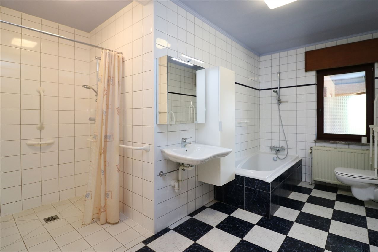 Label c, mooi gelegen landhuis, zonnige leefruimte foto 21