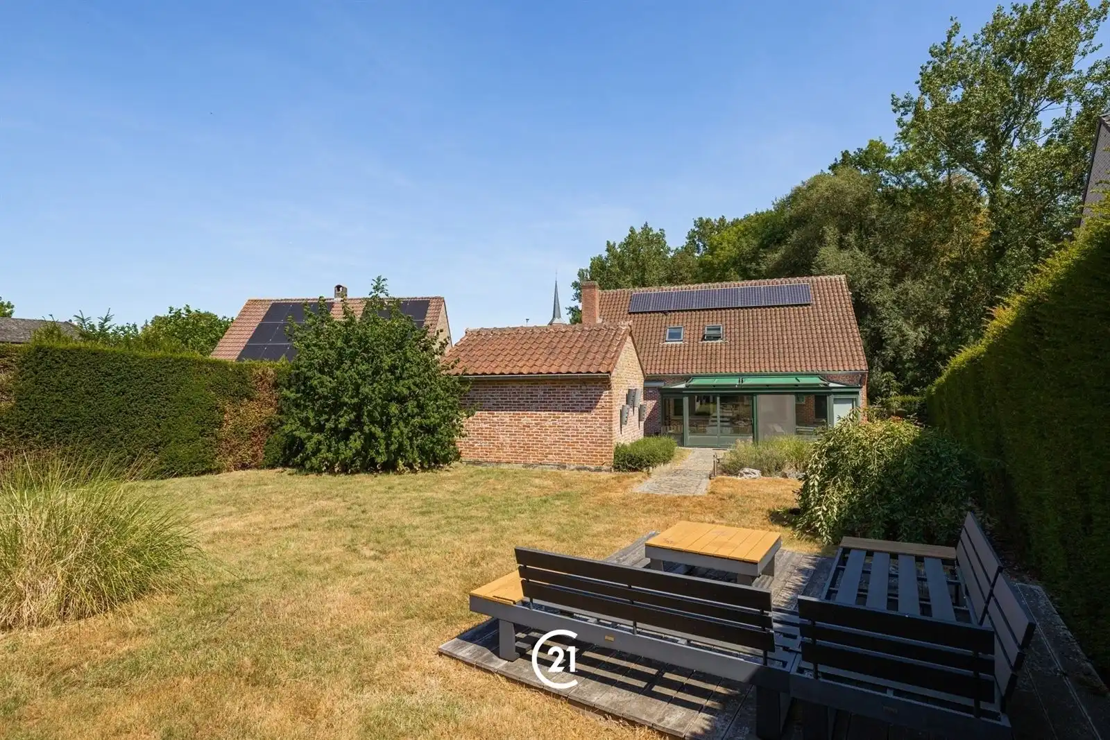 Gemeubelde en instapklare villa met tuin op toplocatie foto 25