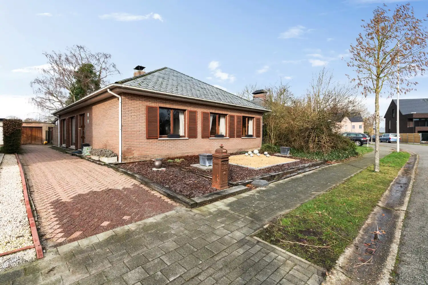 Hoofdfoto van de publicatie: LAAGBOUW VILLA MET 3 SLK, DUBBELE GARAGE EN TUIN!