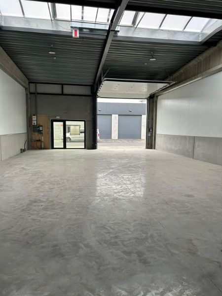 Nieuwbouw KMO-unit – 180 m² magazijn met 2 parkeerplaatsen foto 2