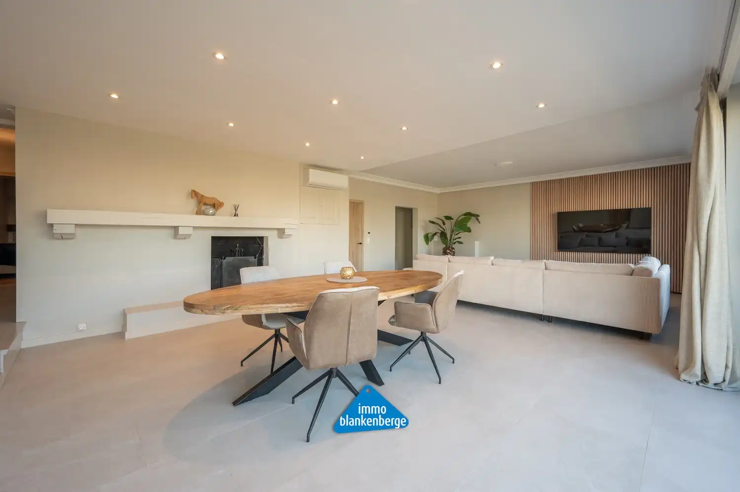 Zeer Ruim en Stijlvol gerenoveerd appartement van 232m² op een toplocatie vlak bij het strand. foto 4