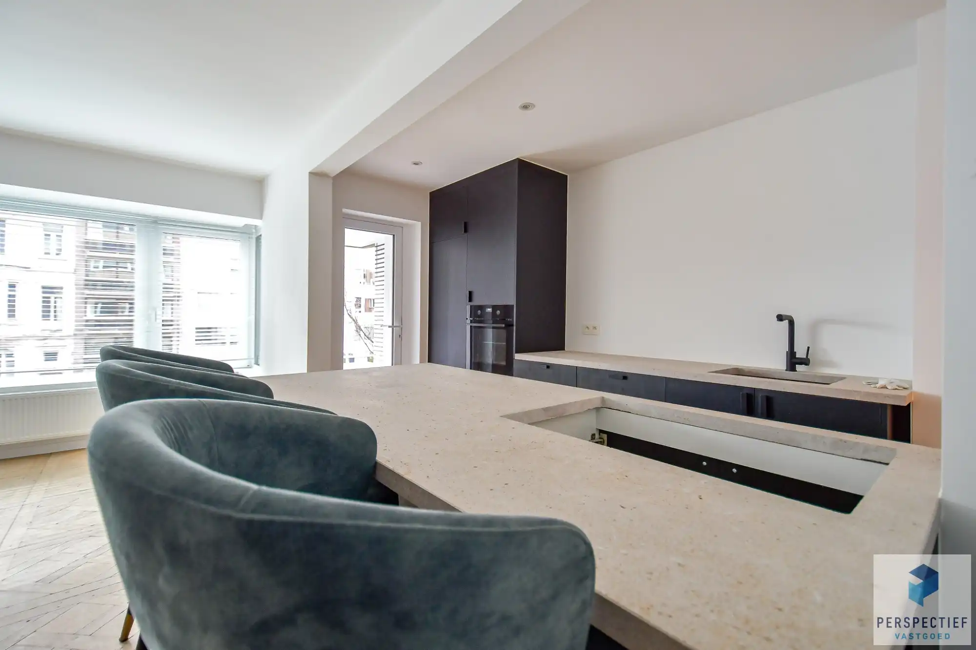 RUIM LICHTRIJK GERENOVEERD APPARTEMENT aan het LEOPOLD PARK foto 5