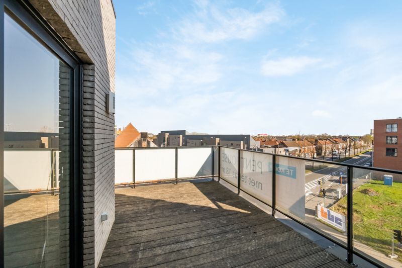 Roeselare nabij Station : Penthouse appartement met 2 slpks en zolder op de derde verdieping van een nieuw gebouwde Residentie genaamd "Residentie Arena" opp 110 m² foto {{pictureIndex}}