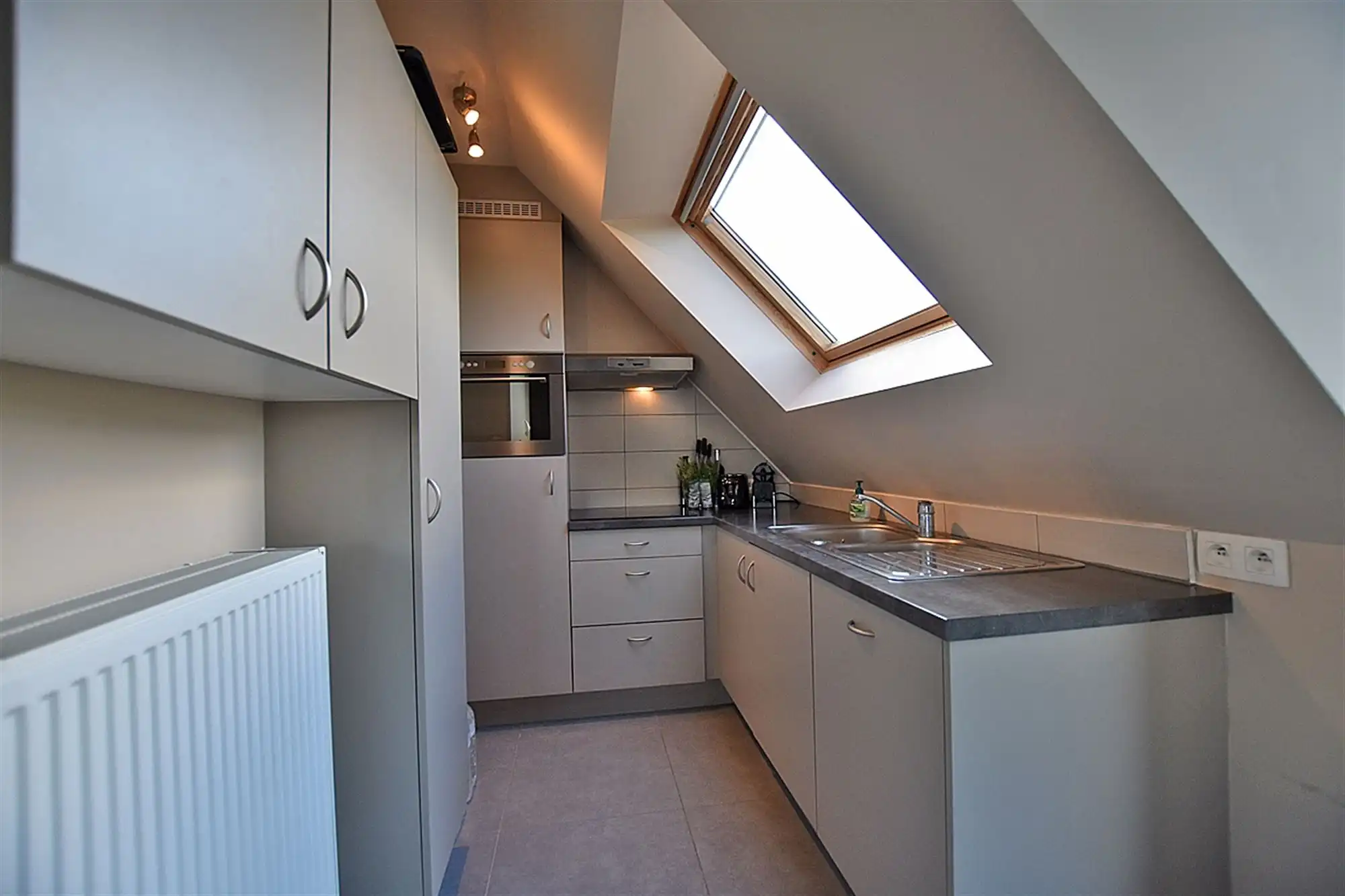 Instapkl. APPARTEMENT (3de verd. / lift) met 2 slpks, terras & ondergr. stnplts  foto 4