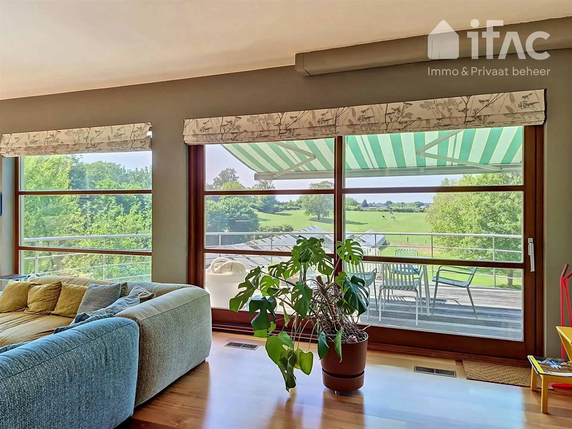 Unieke moderne split-levelvilla met zwembad op 17a83ca foto 12