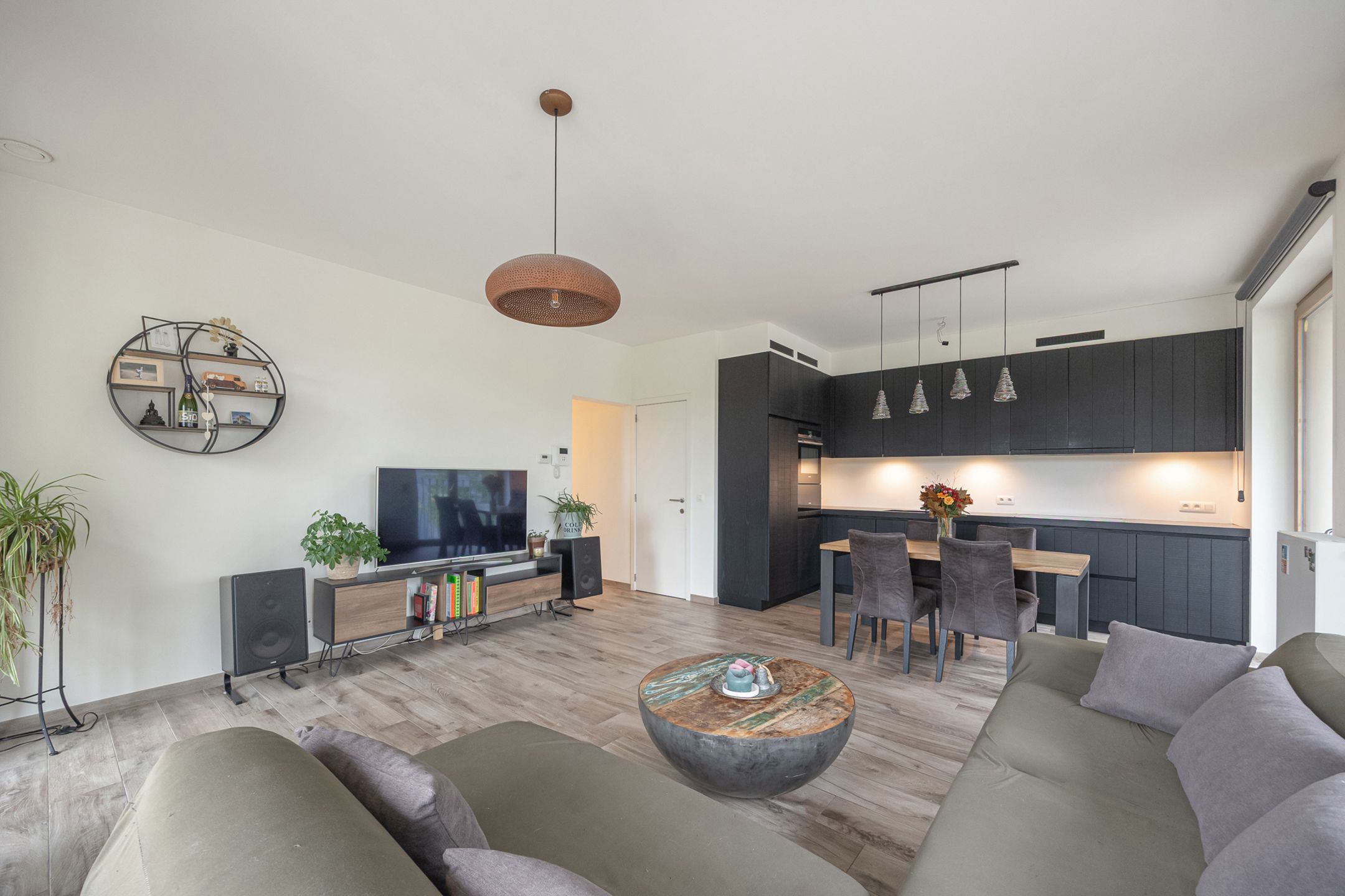 App met groot terras, kelderberging en autostaanplaats foto 4