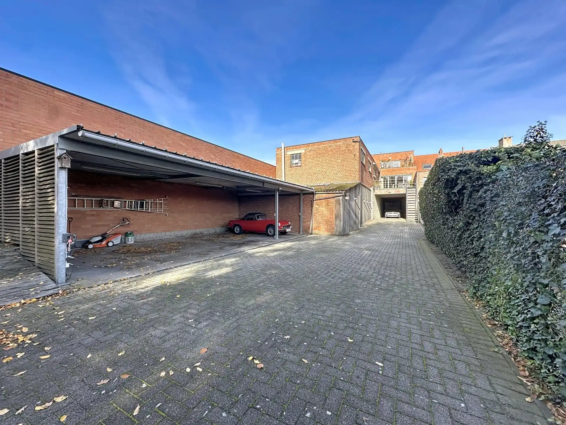 Zeer ruim en luxueus appartement met 2 slaapkamers, terras, tuin en overdekte staanplaats. foto 32