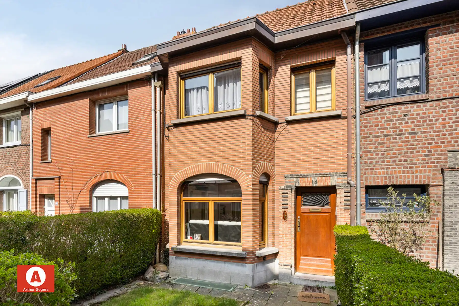 Woonhuis opgesplitst in 2 appartementen/woon-entiteiten foto {{pictureIndex}}
