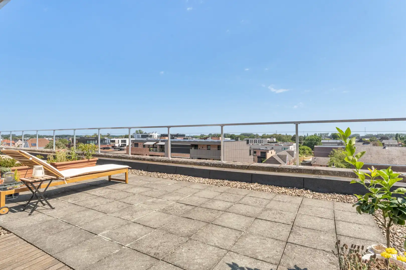 Instapklaar dakappartement met 2 terrassen in centrum Bree foto 3
