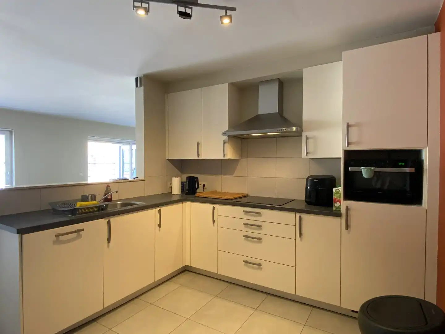 INSTAPKLAAR APPARTEMENT MET 2 SLPKS | TERRAS EN GARAGEBOX foto 3