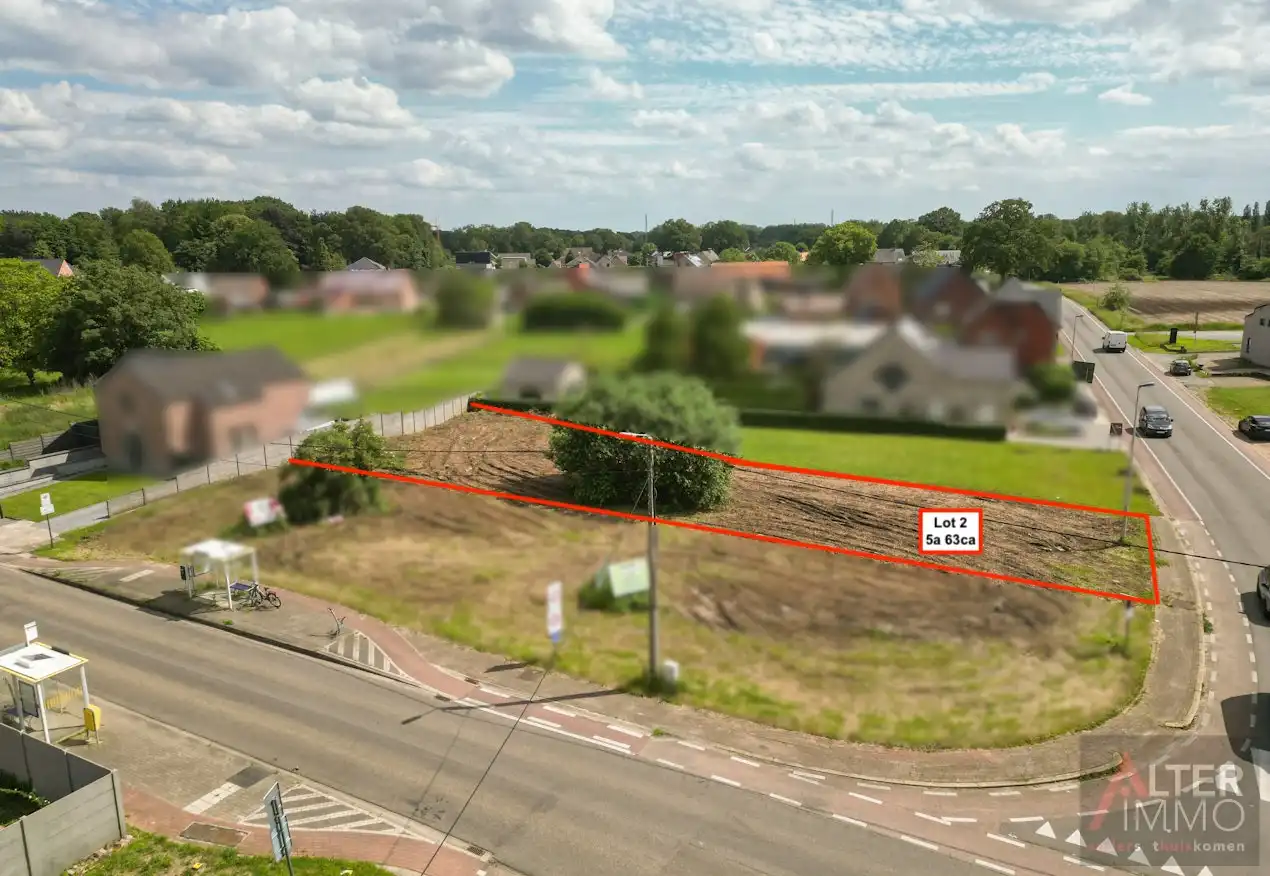 Gunstig gelegen bouwgrond van 5a 63ca voor een halfopen bebouwing. foto {{pictureIndex}}