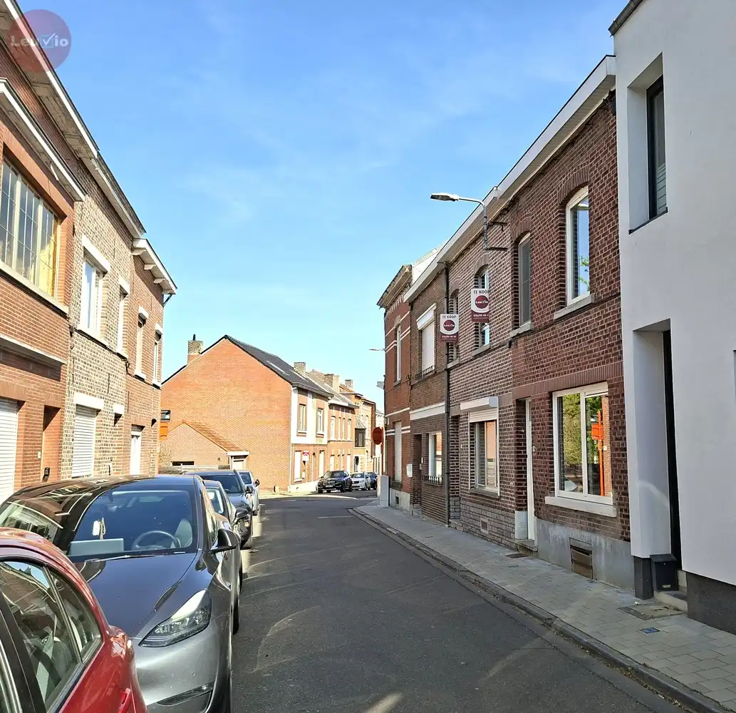 Goed gelegen woning // 2 slaapkamers + zolder om af te werken foto 32