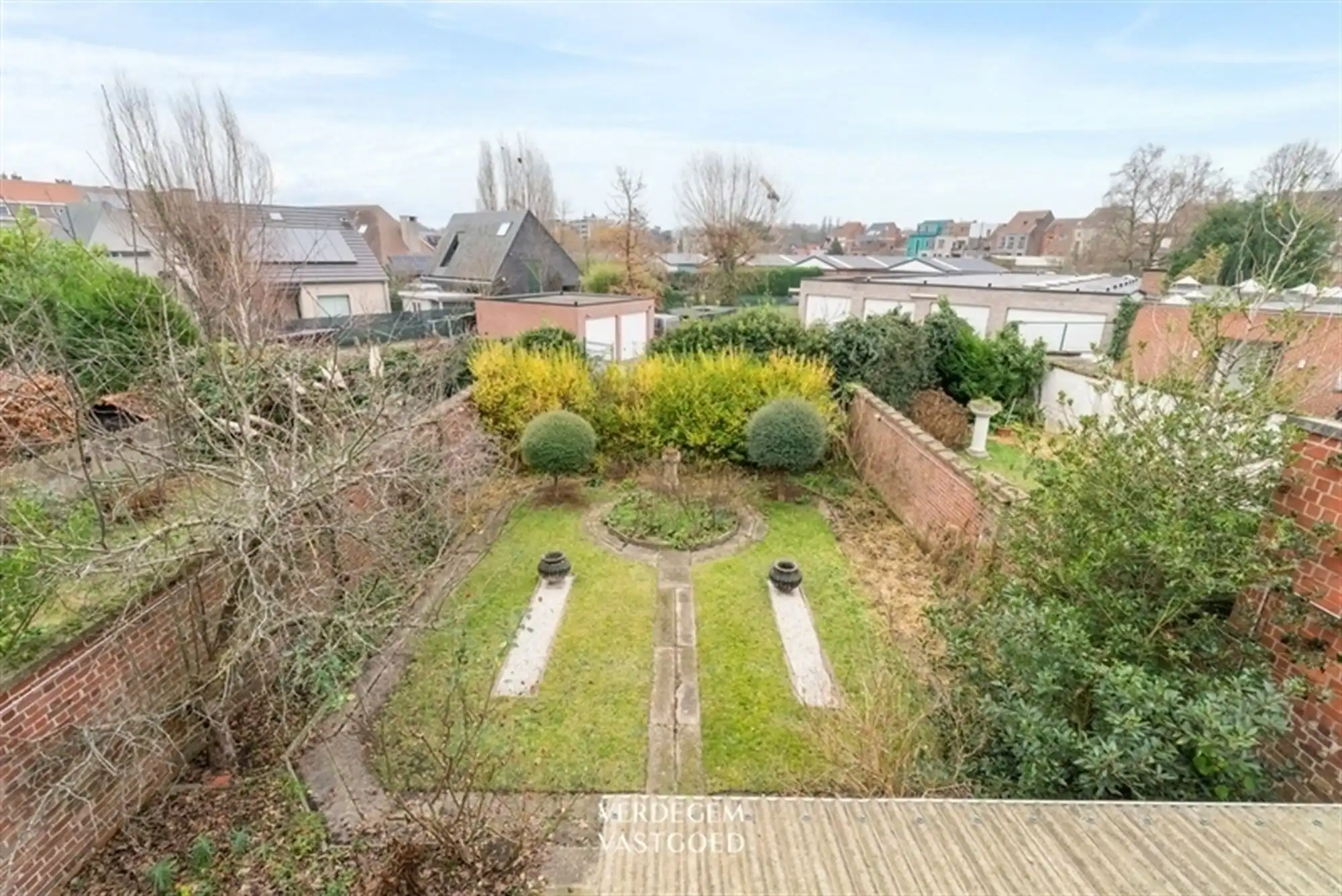 Architecturale woning met meerdere slaapkamers, garage en prachtige tuin foto 19