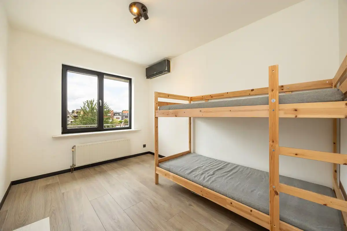Ruim en instapklaar appartement met 3 slaapkamers, terras en autostaanplaats nabij het centrum van Wommelgem foto 6