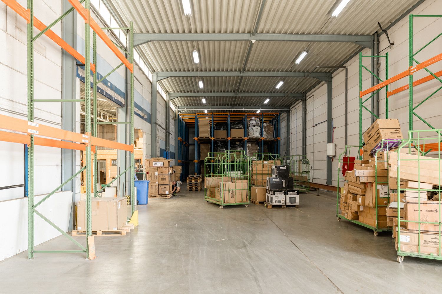RUIM MULTIFUNTIONEEL BEDRIJFSPAND MET KANTORENCOMPLEX foto 42