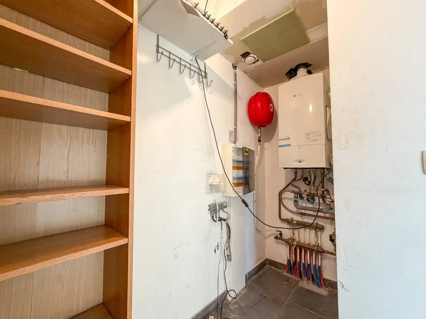 Lichtrijk gelijkvloers appartement met 2 slpk, garage en autostandplaats foto 21