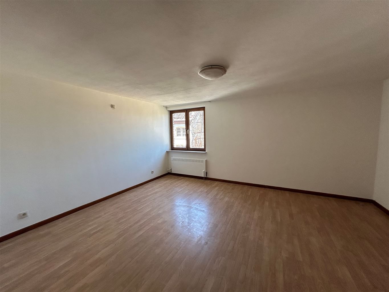 Ruim appartement met 2 slaapkamers en terrasje aan de Markt van Maaseik foto 9
