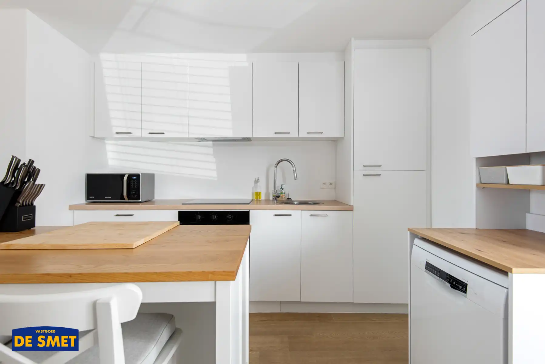 Volledig vernieuwde halfopen bebouwing met koer en garage foto 11