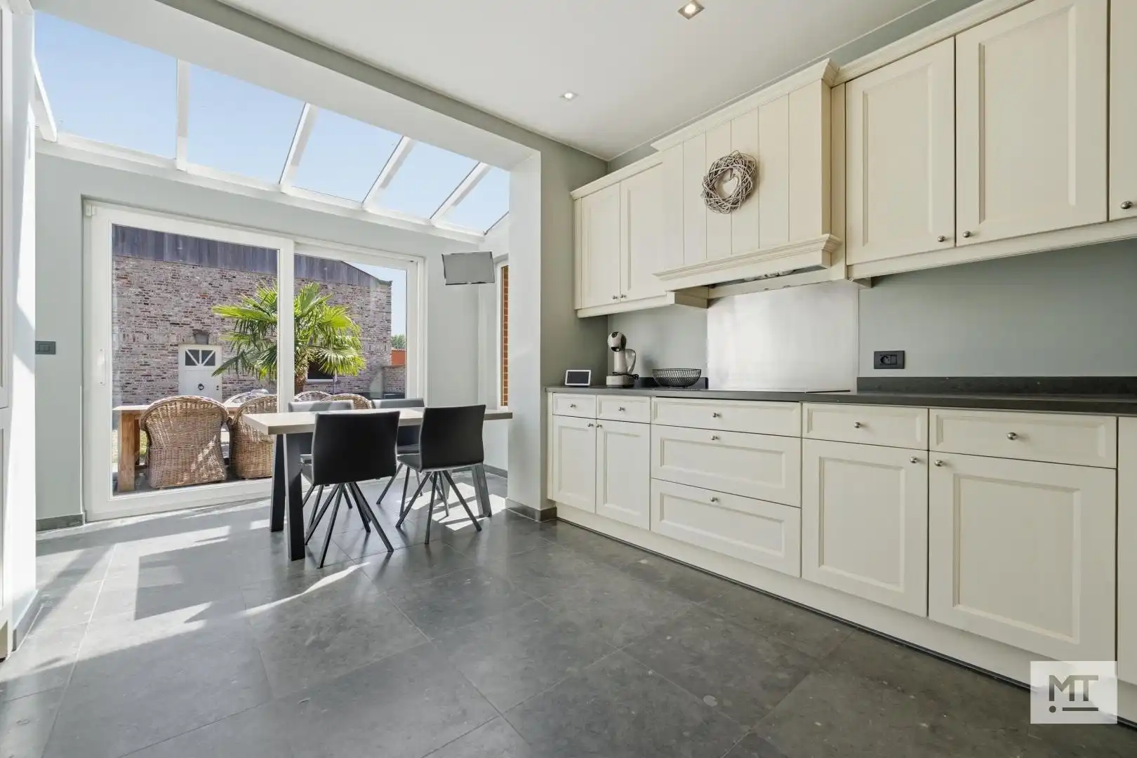 Ruime, instapklare woning met loods in het centrum van Wervik foto 13