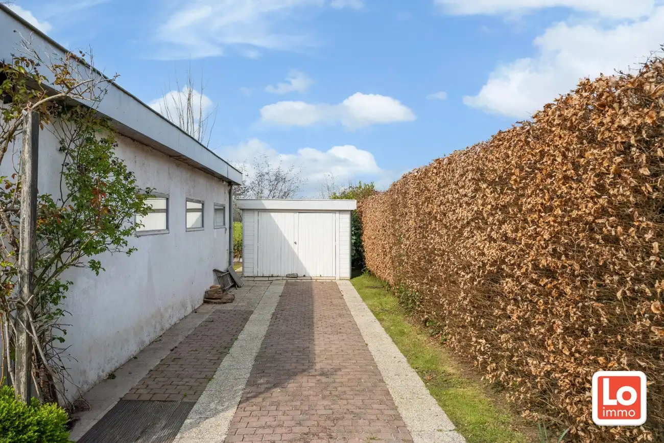 Ruime volledig te renoveren open gelijkvloerse prefab woning met inpandige garage en tuin met open zicht of perceel bouwgrond met afbraak/heropbouw mogelijkheden aan 6% BTW op een rustige locatie nabij het centrum van Zeveneken! foto 4