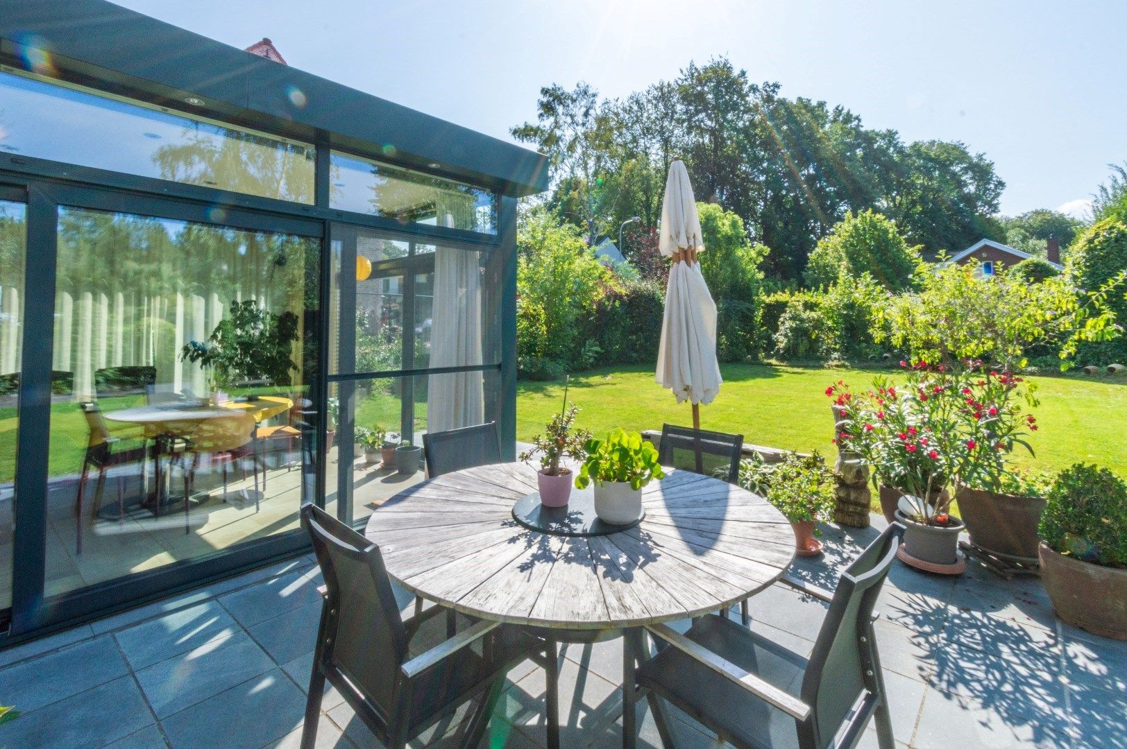 Een degelijke en goed onderhouden villa met oa. 4 slaapkamers foto 3