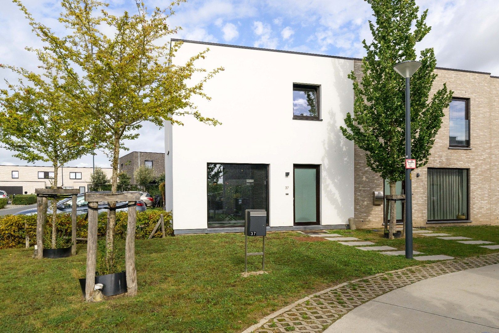 MODERNE BEN-WONING MET 3 SLPKS | TUIN EN PRIVATE STAANPLAATS foto {{pictureIndex}}