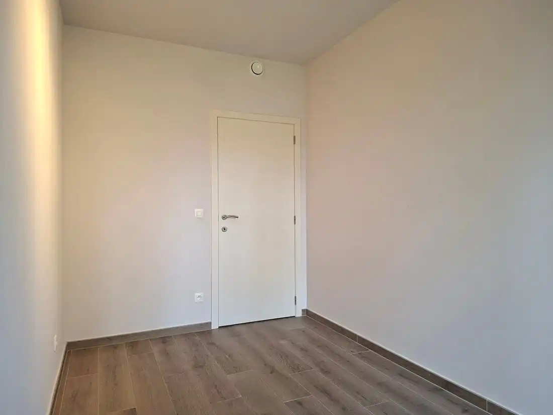 Modern en stijlvol gelijkvloers appartement net buiten Genk centrum foto 14