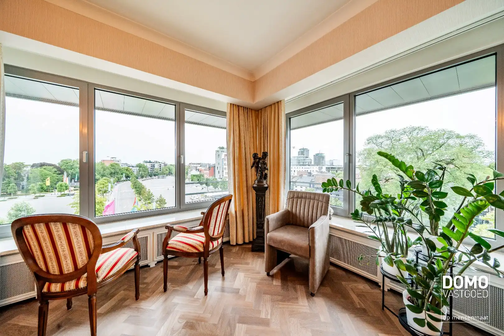 Stijlvol wonen in hartje Hasselt met een uniek uitzicht over het Kolonel Dusartplein foto 19