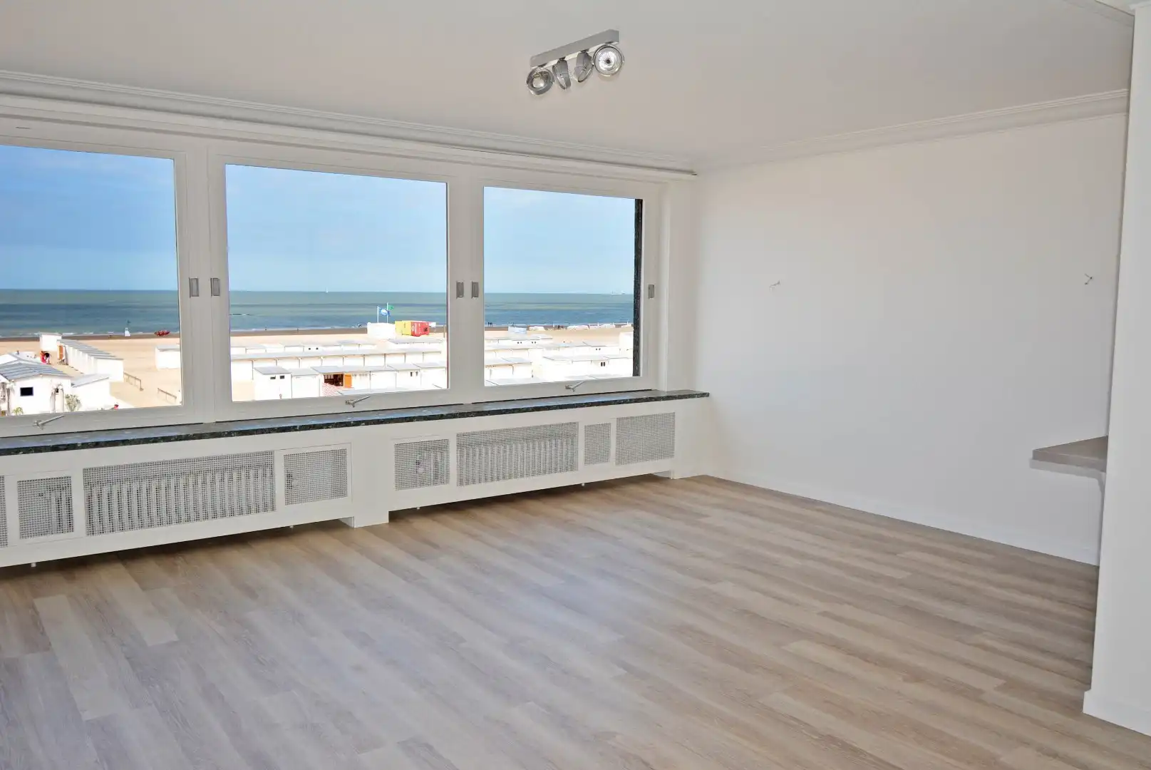 Gerenoveerd, ruim appartement op de Zeedijk Albertstrand foto 3
