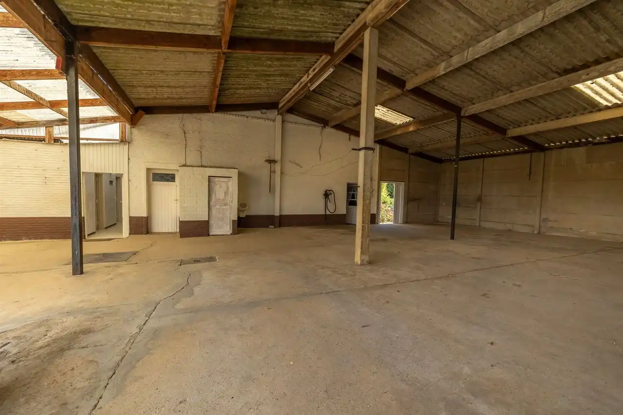 Te renoveren boerderij met 2 weides (45a en 21a) en ruime hangaar foto 7